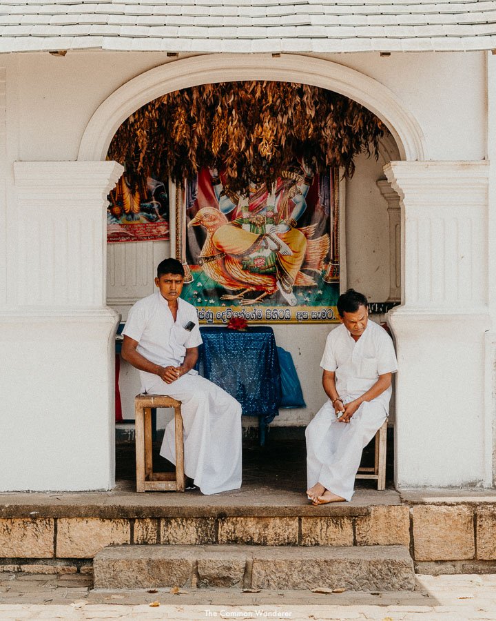 Devotees at the Kelaniya Raja Maha Vihara
